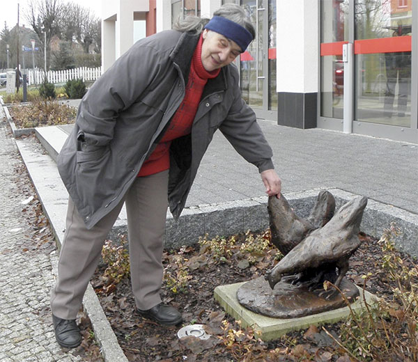 Margit Schötschel vor ihren Hühner-Skulpturen in Biesenthal